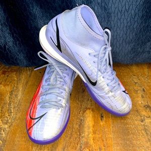 Girls Size 6 NIKE indoor soccer